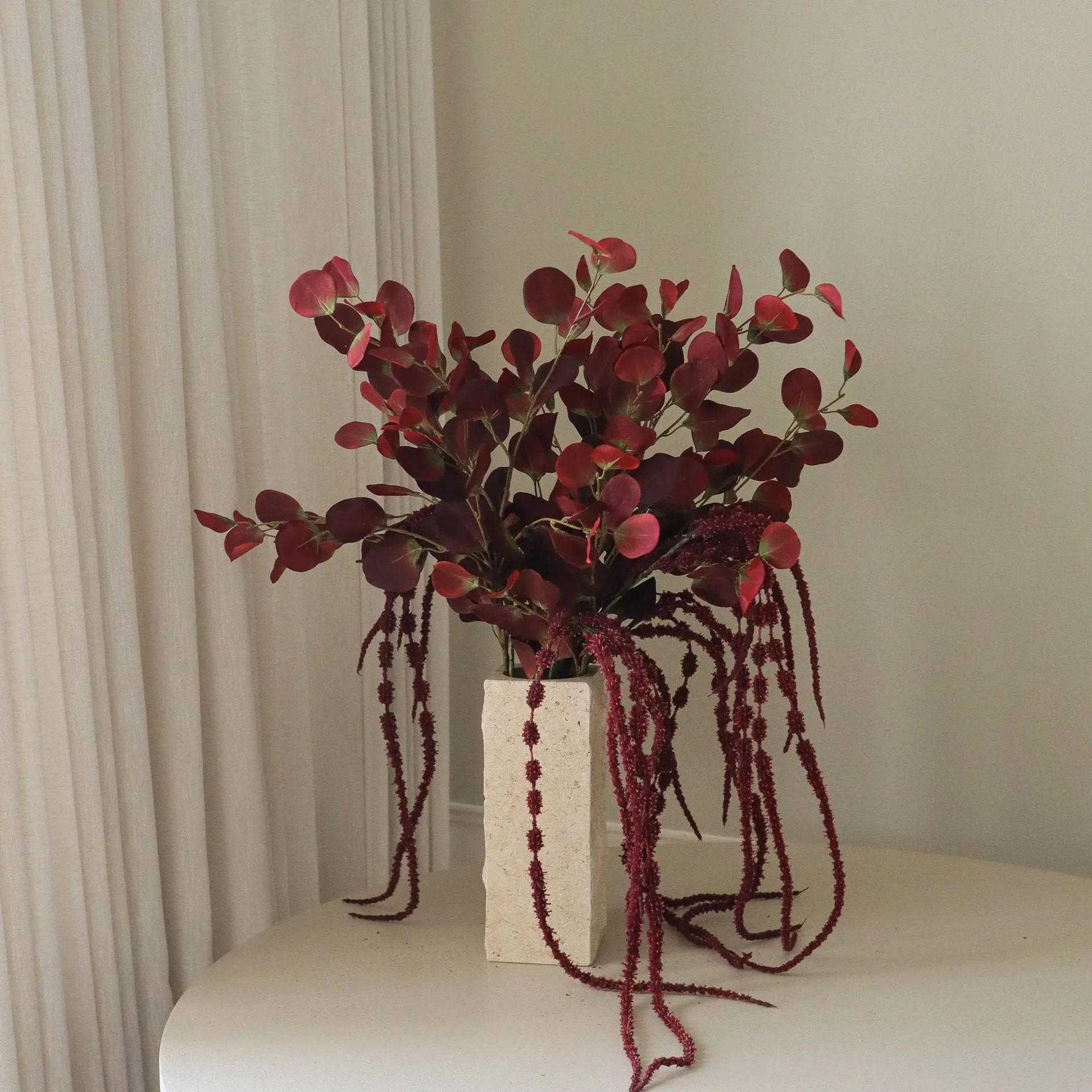 Burgunderfarbener Voile-Kunstblumenstrauß, Eukalyptus, Amarant, 84 cm Botané