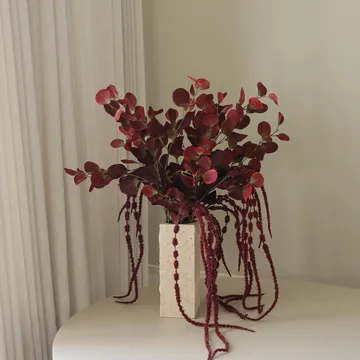 Burgunderfarbener Voile-Kunstblumenstrauß - Eukalyptus, Amarant, 84 cm - Botané