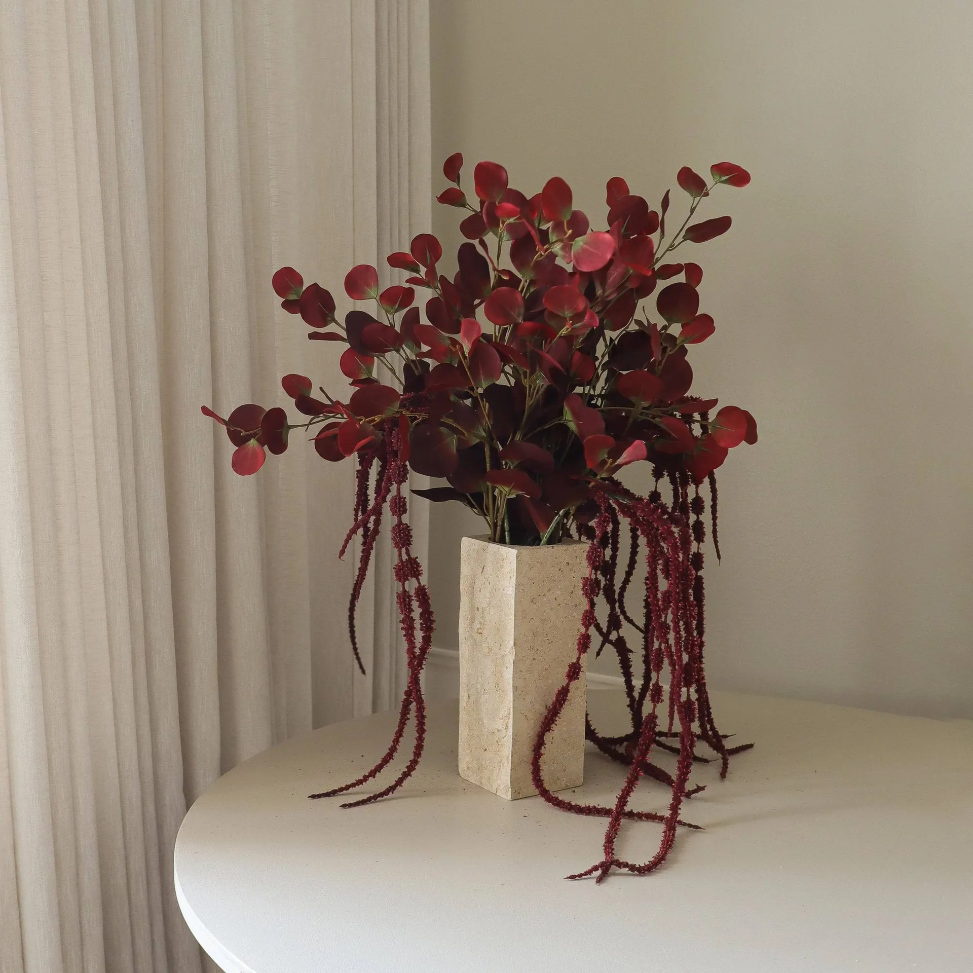 Burgunderfarbener Voile-Kunstblumenstrauß, Eukalyptus, Amarant, 84 cm Botané