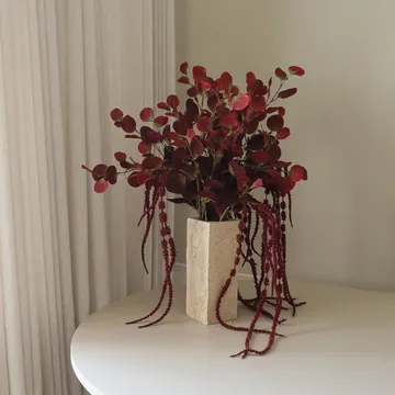 Burgunderfarbener Voile-Kunstblumenstrauß - Eukalyptus, Amarant, 84 cm - Botané