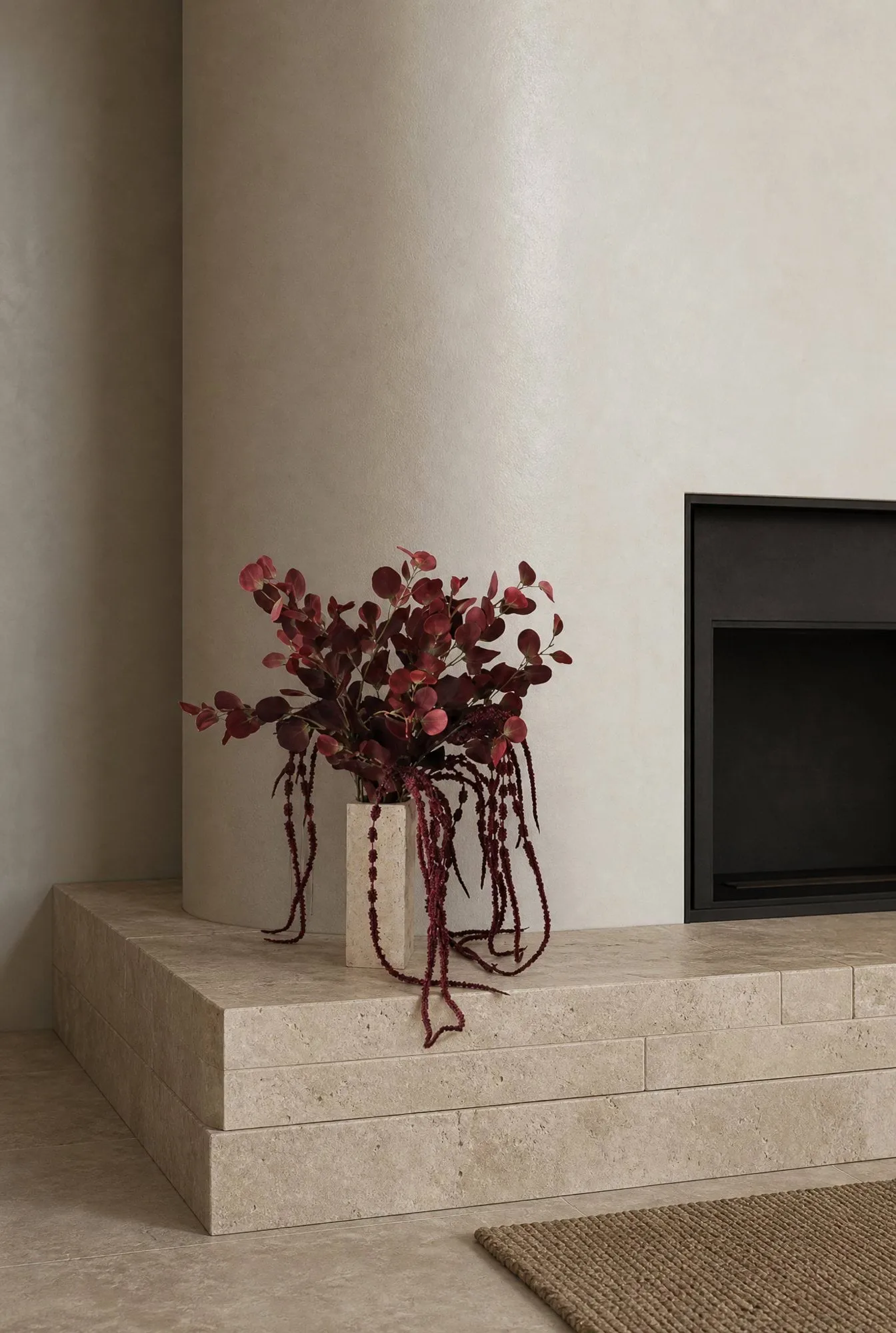 Burgunderfarbener Voile-Kunstblumenstrauß, Eukalyptus, Amarant, 84 cm Botané
