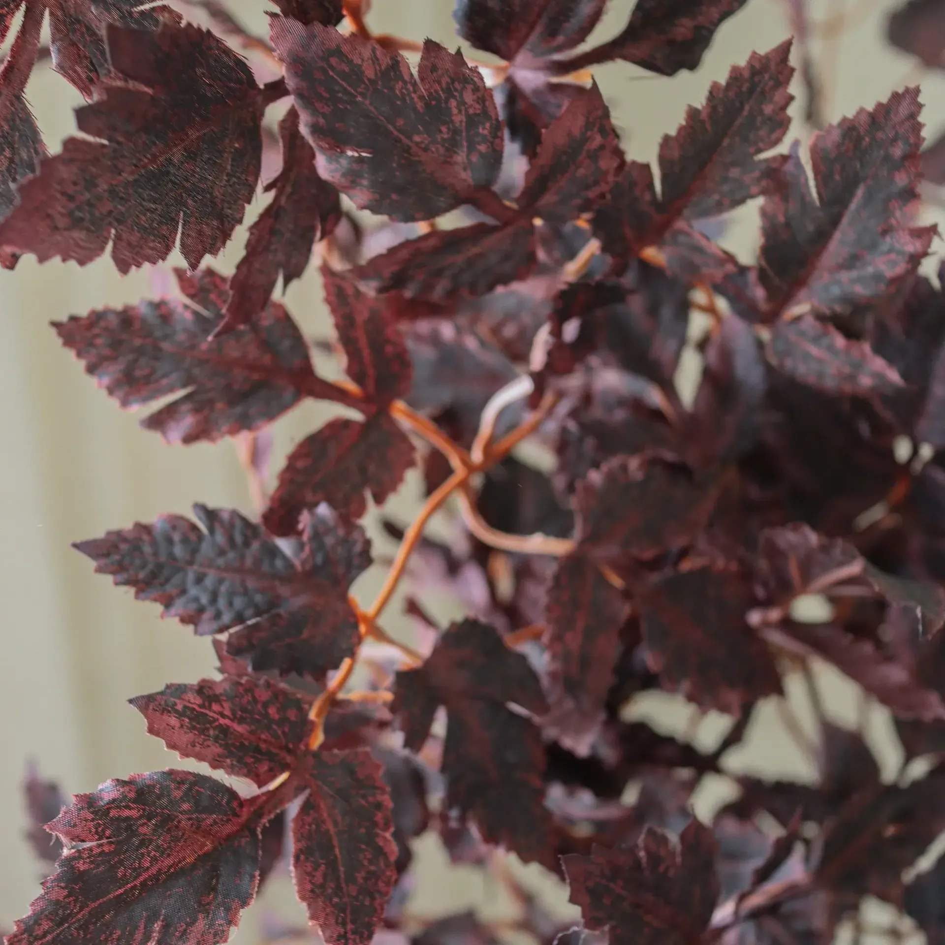 Burgundy Plum Leaves Kunstblumenstrauß, Rot, 85 cm, 1 St. Botané