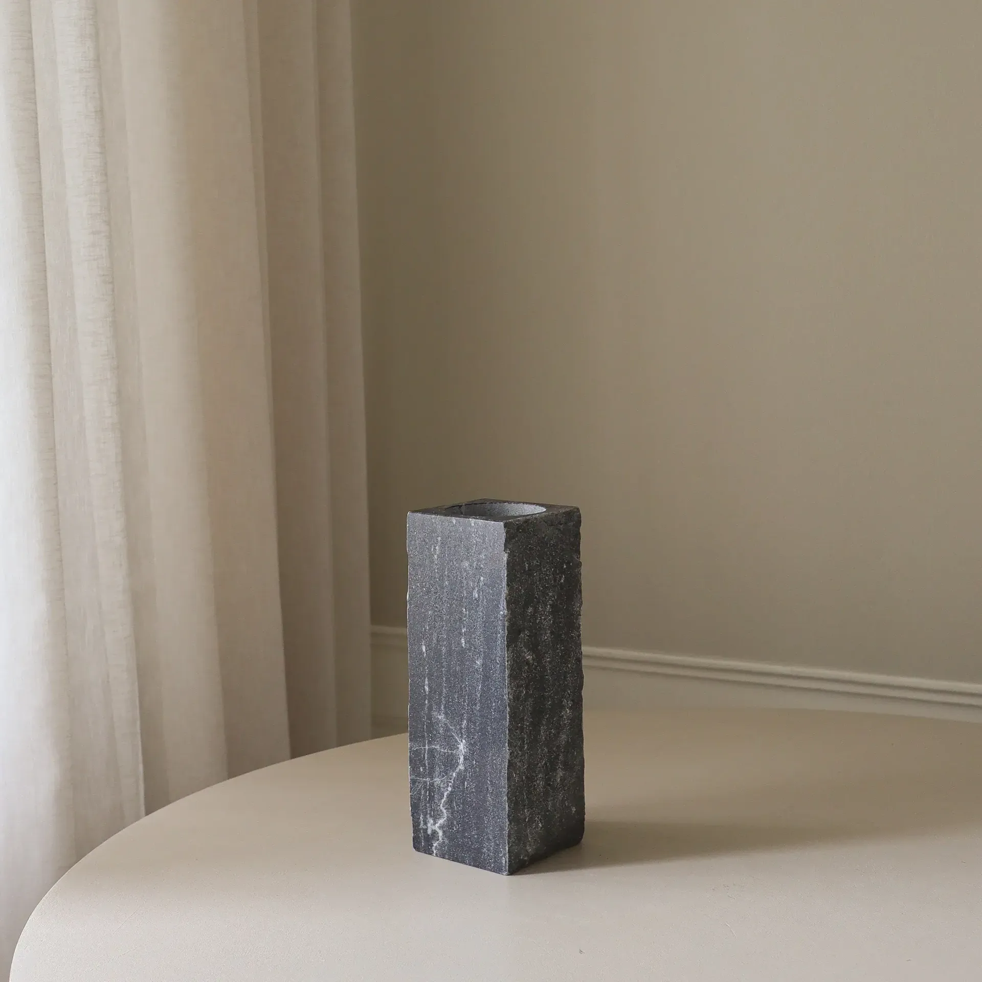 Cartier Edge Marmorvase, Mittel, 30 cm Botané