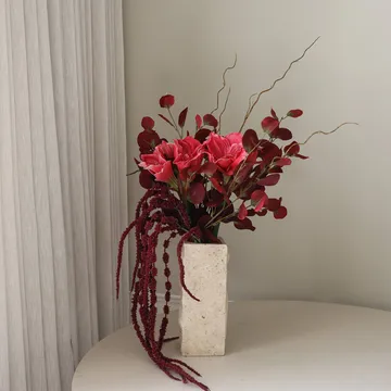 Deep bloom Kunstblumenstrauß - Amaryllis, Eukalyptus, Amarant, Zweige, 120 cm - Botané