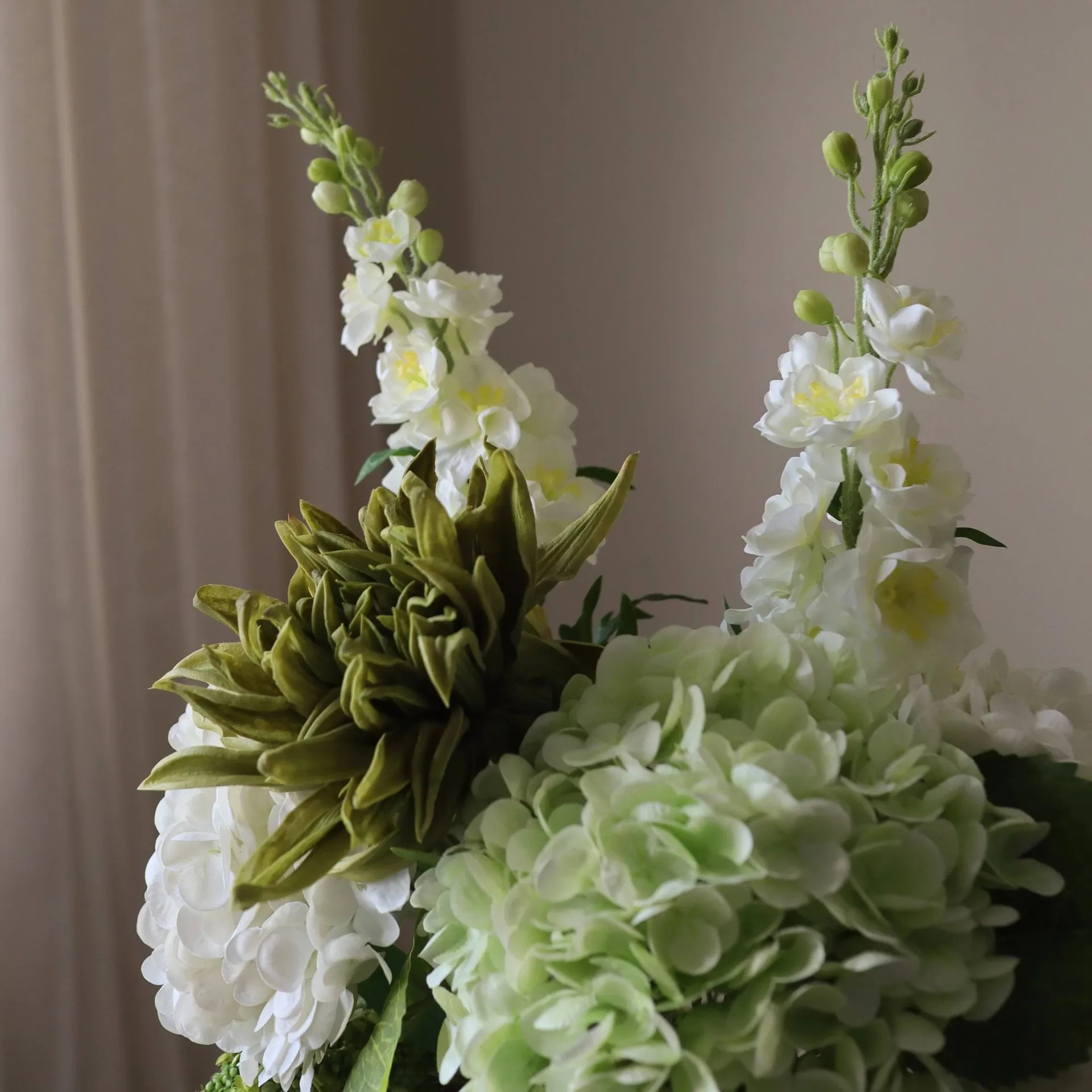 Enchanted Matcha Kunstblumen-Bouquet, Rittersporn-Amarant-Hortensie-Kaktus, 9 St. Botané