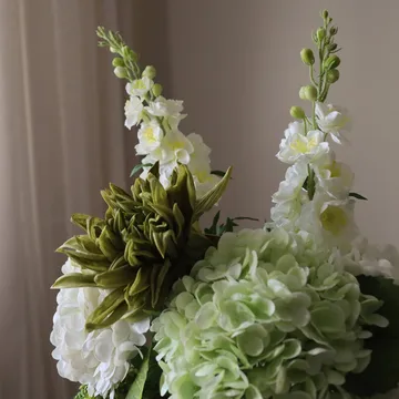 Enchanted Matcha Kunstblumen-Bouquet - Rittersporn-Amarant-Hortensie-Kaktus, 9 St. - Botané