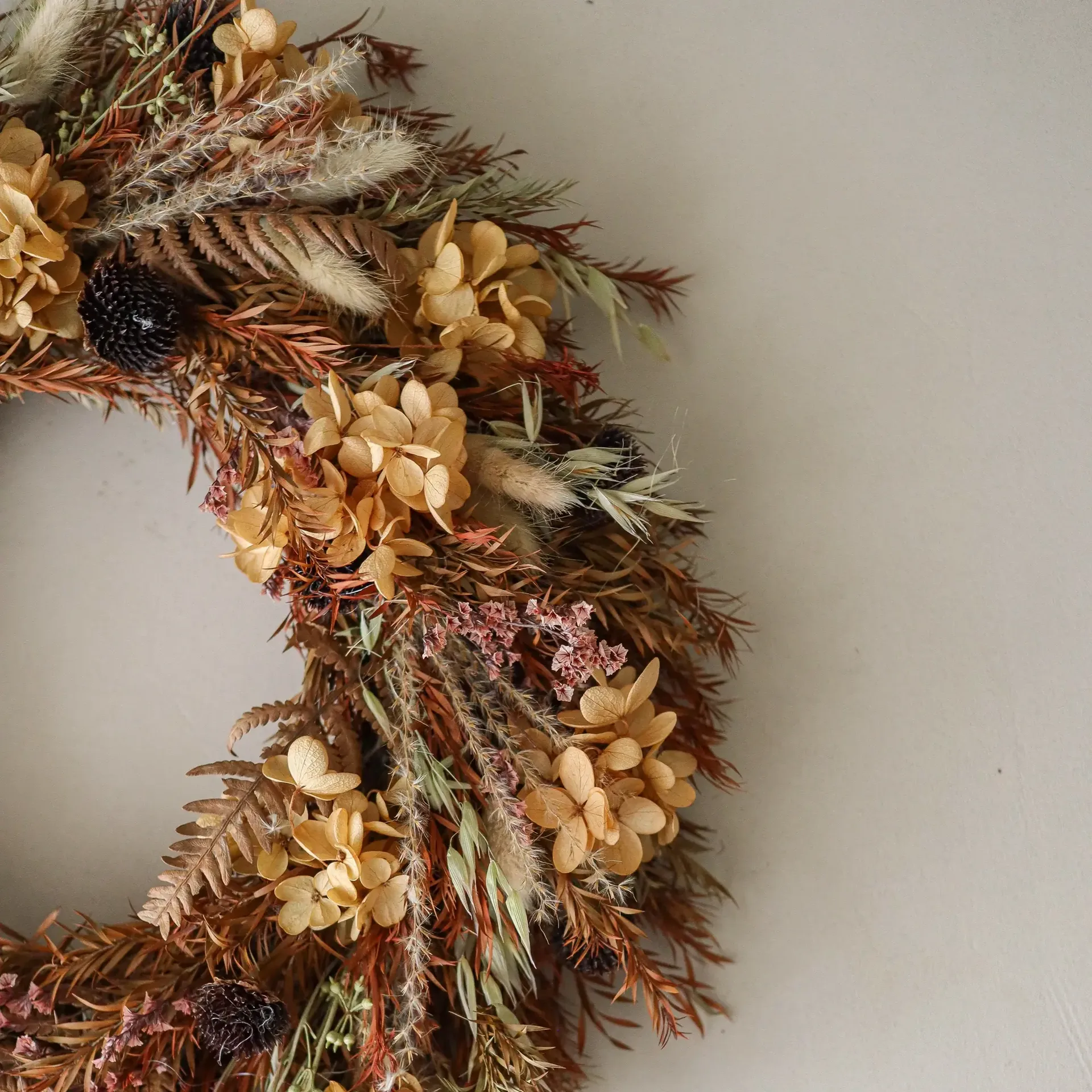 Golden Meadow Wreath Blumenkranz, Hortensie-getrocknetes Gras-Farn-Hasenohren, Ø40 cm Botané