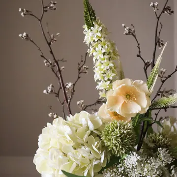 Ivory Cascade Kunstblumen-Bouquet - Schneebeerenzweig-Kirschzweig-Mohn-Hortensie 13 St - Botané