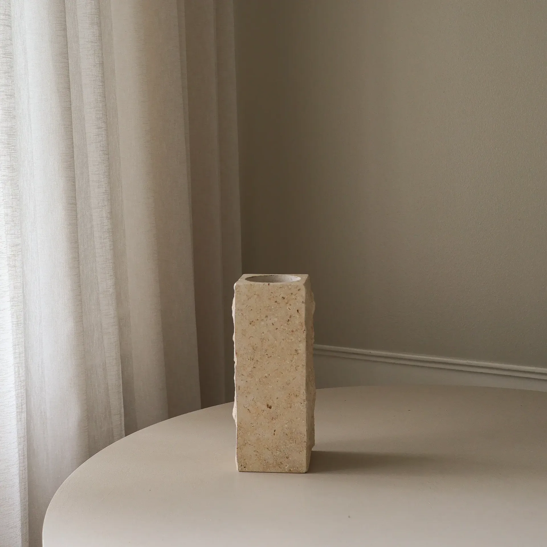 Limestone Edge Marmorbasis Vase, Mittel, 30 cm Botané