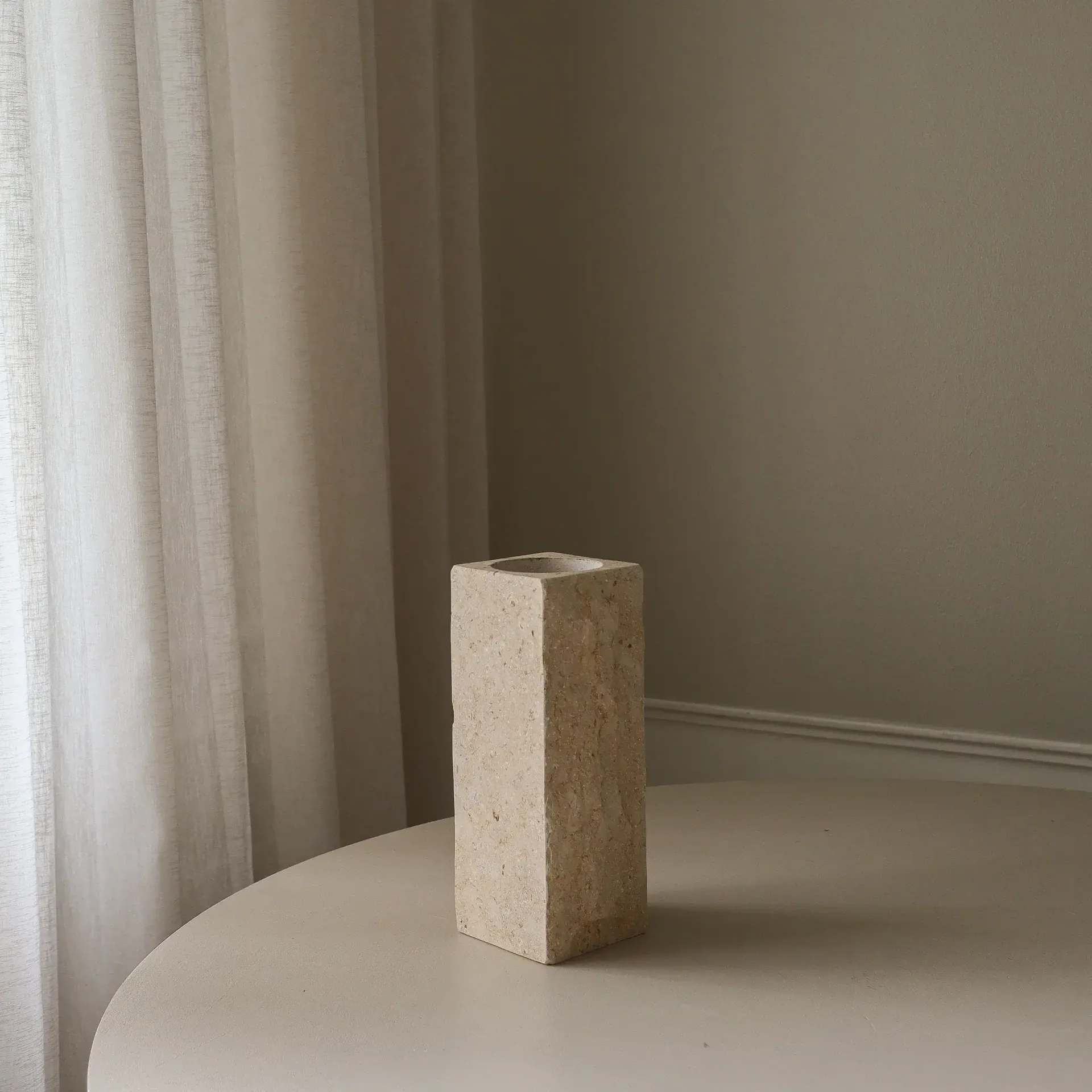 Limestone Edge Marmorbasis Vase, Mittel, 30 cm Botané