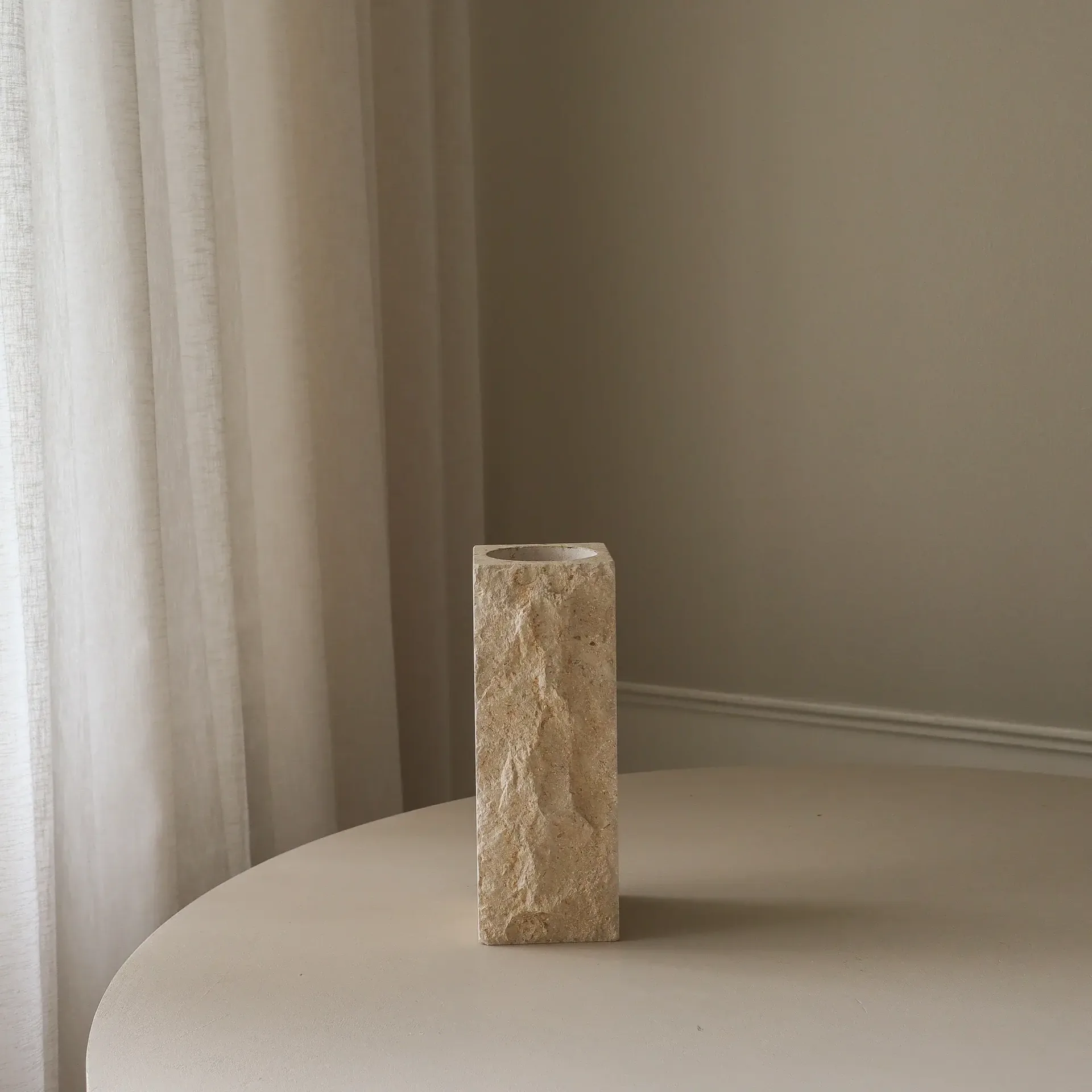 Limestone Edge Marmorbasis Vase, Mittel, 30 cm Botané