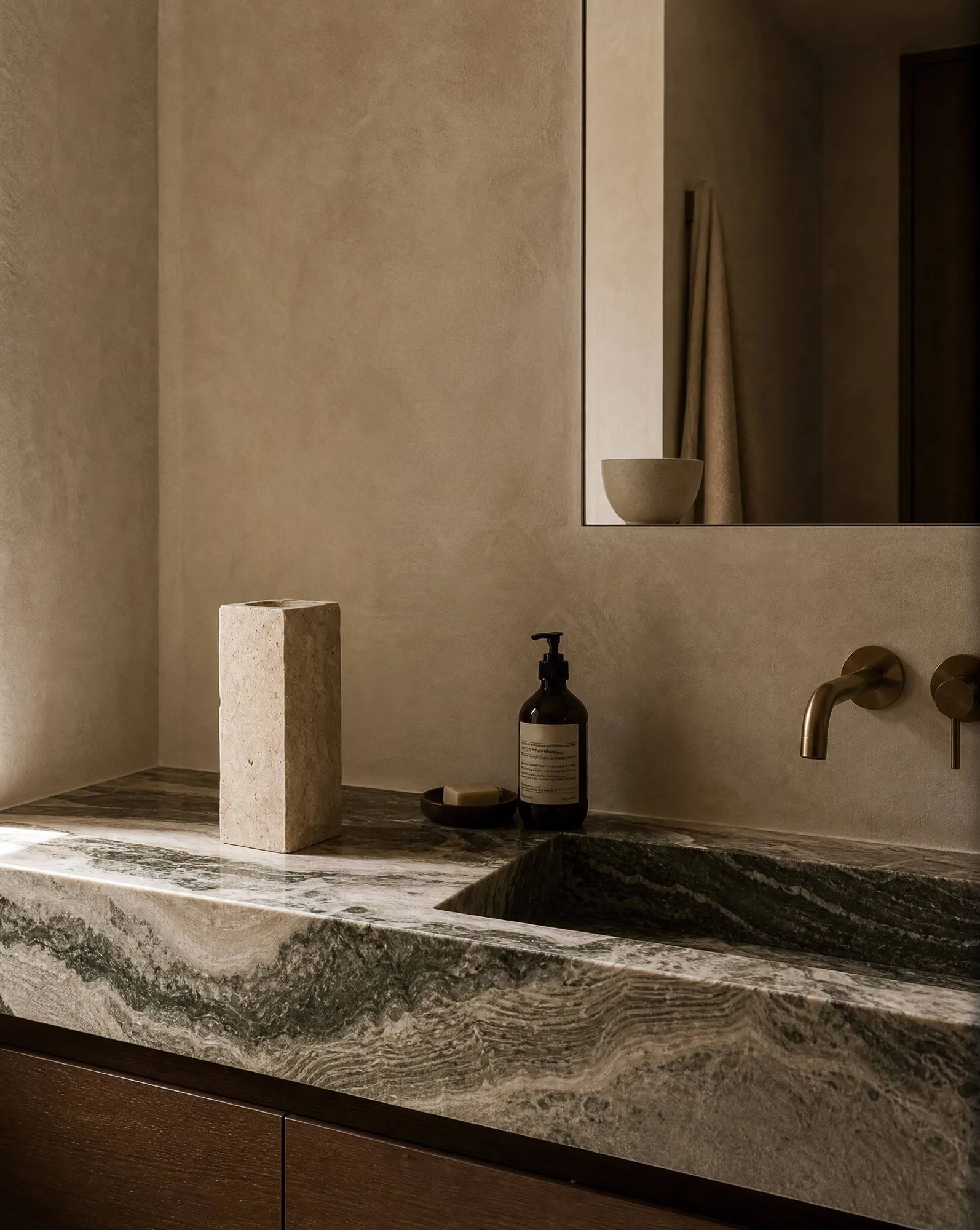 Limestone Edge Marmorbasis Vase, Mittel, 30 cm Botané
