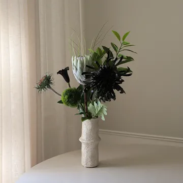 Midnight Wilderness Kunstblumenstrauß - Königsprotea-Chrysantheme-Kalla-Nelke, 78 cm, 7 St. - Botané