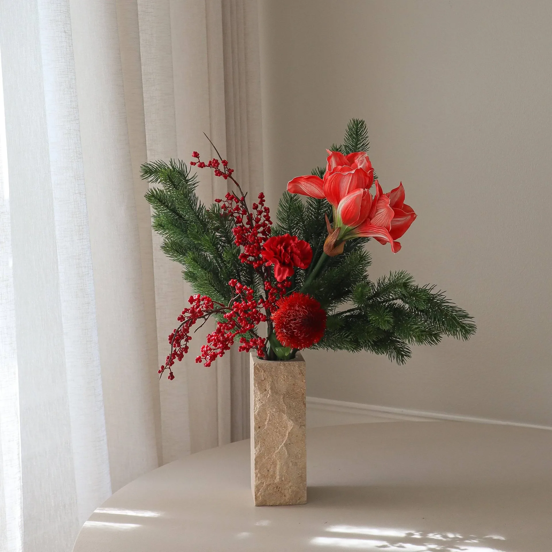 Red Spritz Kunstblumenstrauß, Amaryllis, Nelken, Beerzweige, Tannenzweige, 72 cm Botané