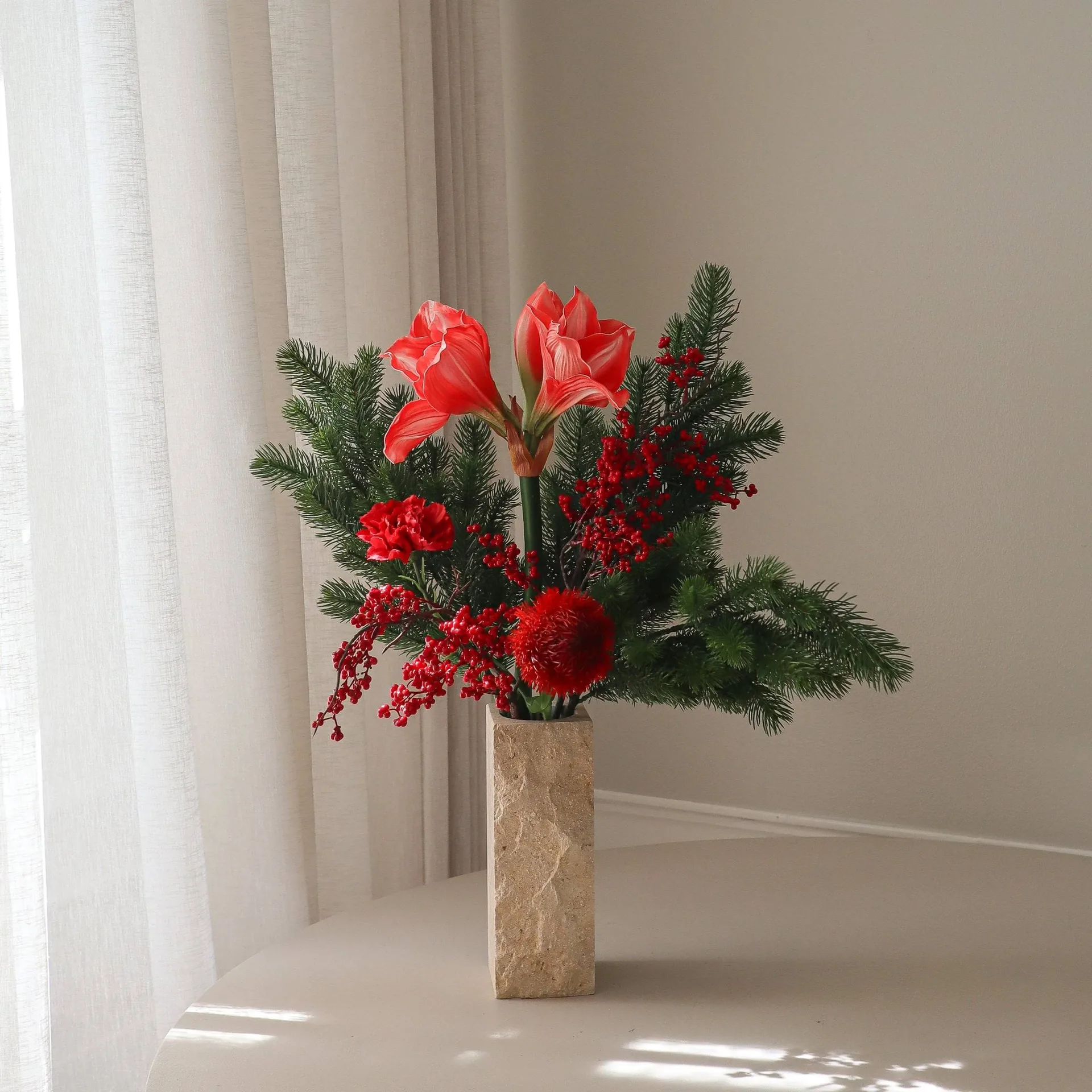 Red Spritz Kunstblumenstrauß, Amaryllis, Nelken, Beerzweige, Tannenzweige, 72 cm Botané