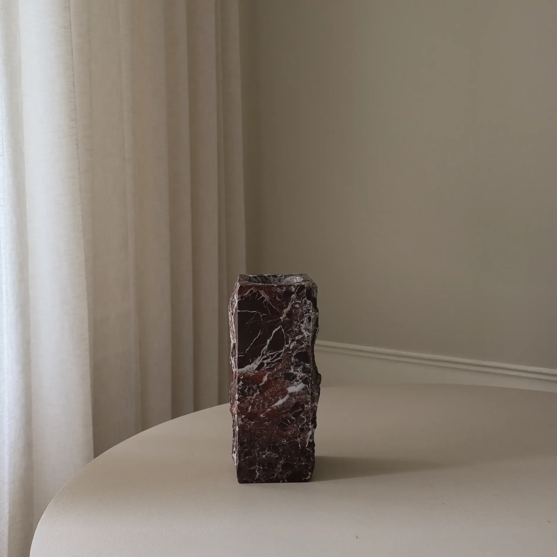 Rosso Levanto Edge Marmorbasis Vase, Mittel, 30 cm Botané