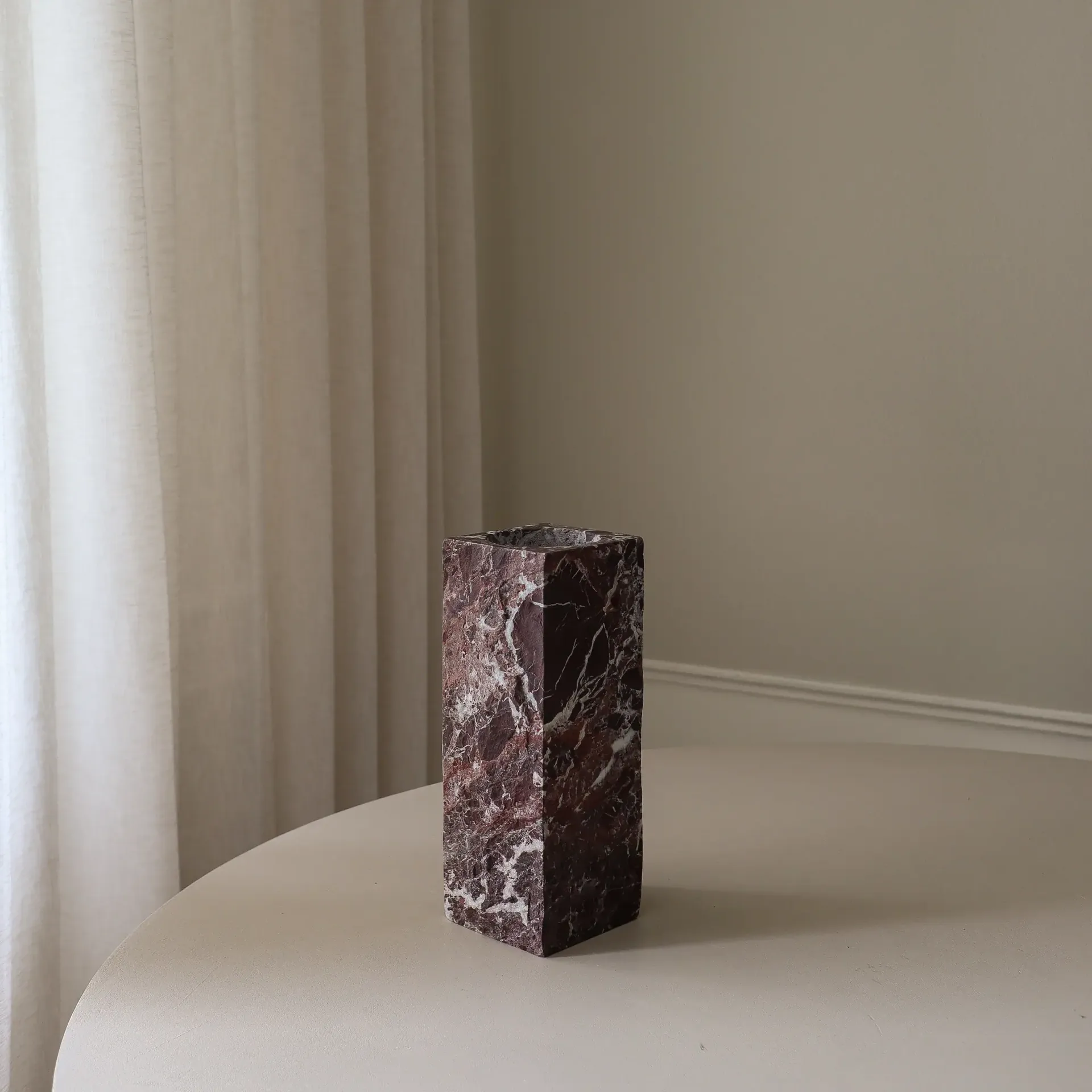 Rosso Levanto Edge Marmorbasis Vase, Mittel, 30 cm Botané