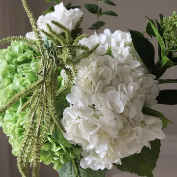 Smashed Avocado Kunstblumen-Bouquet - Hortensie-Pfingstrose-Amaranth-Skimmia-Beeren-Eukalyptus 12 St - Botané