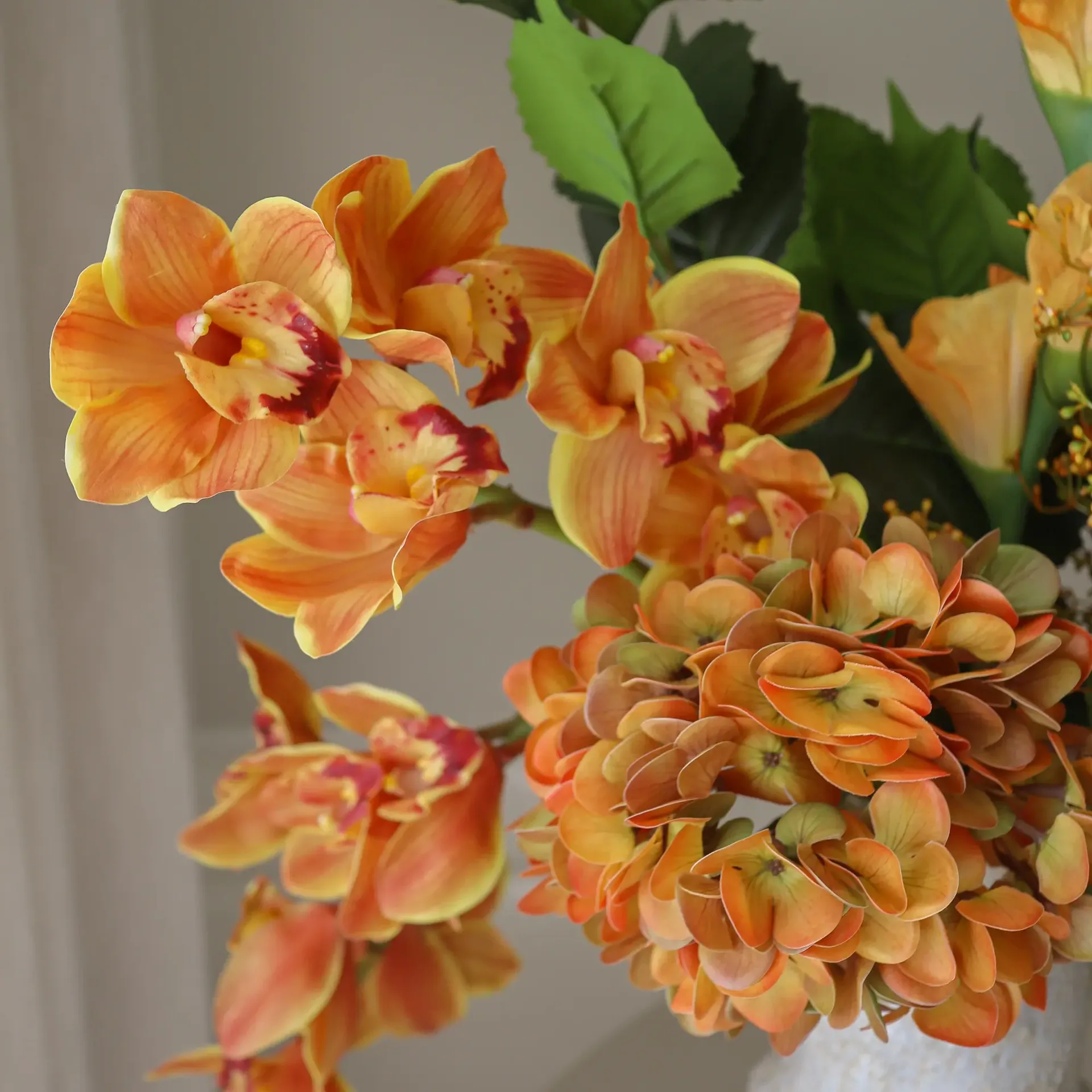 The Orangery Kunstblumenstrauß, Cymbidium-Orchidee-Gladiolus-Hortensie, 85 cm, 10 St. Botané