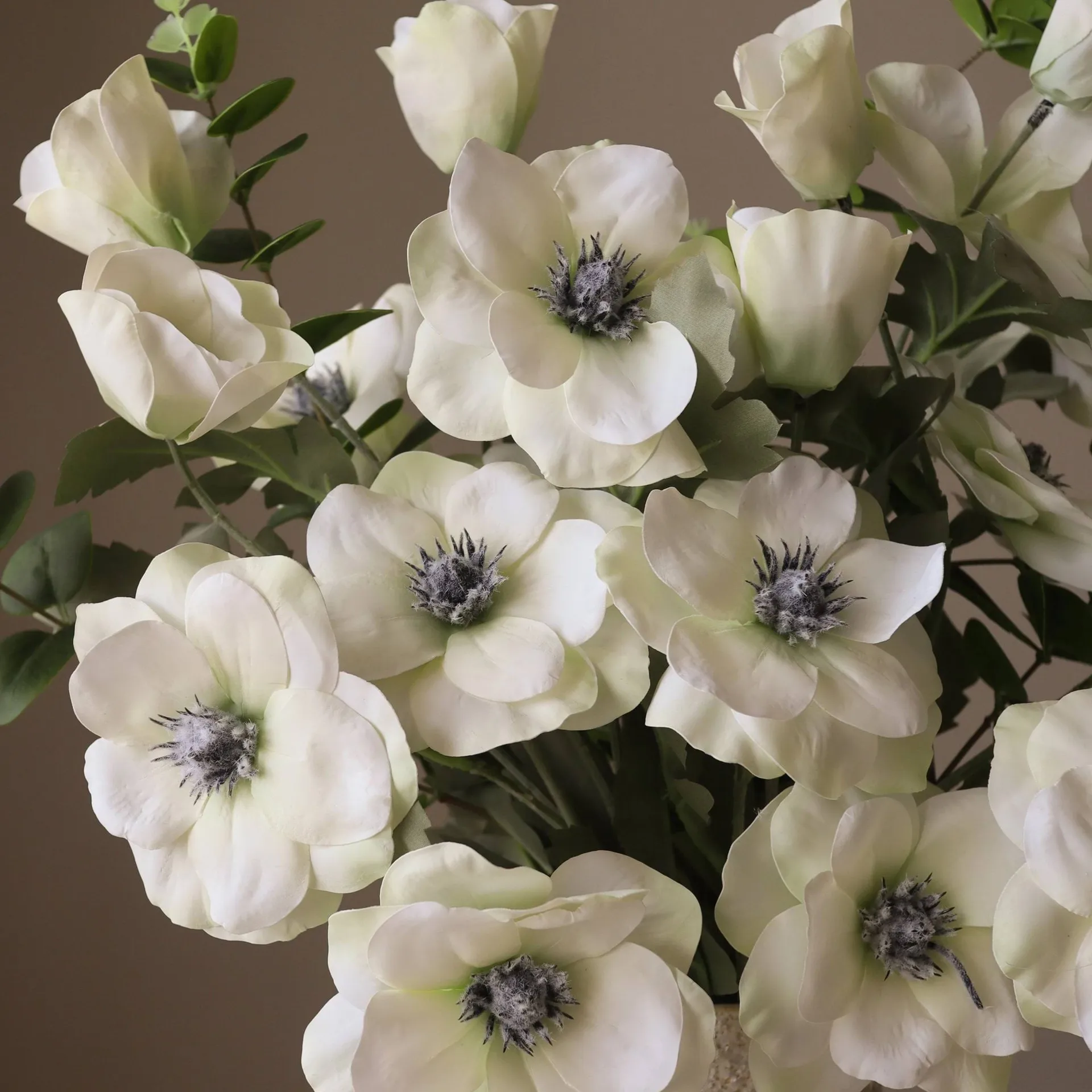 White Satin Kunstblumen-Bouquet, Anemone-Eukalyptus 9 St. Botané