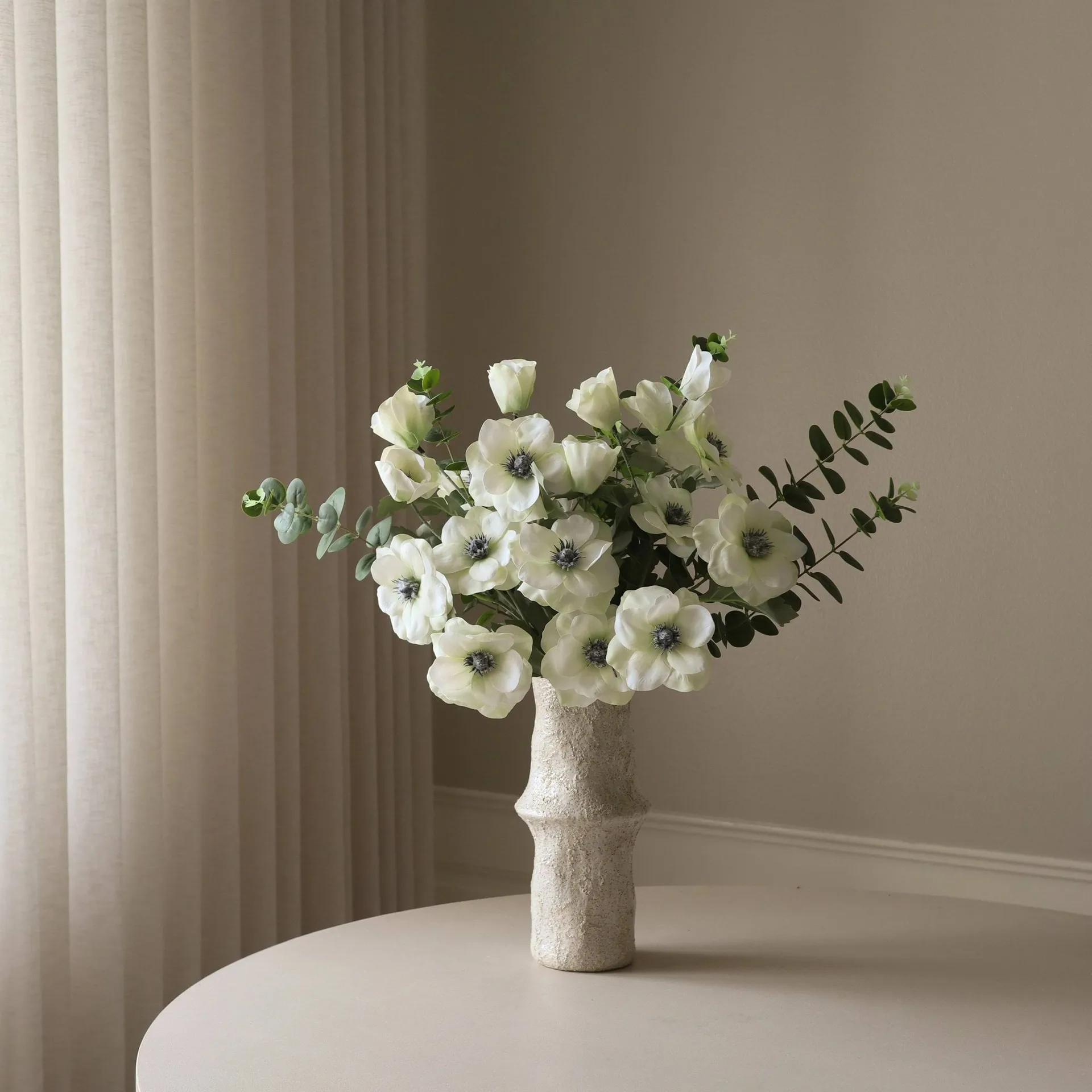 White Satin Kunstblumen-Bouquet, Anemone-Eukalyptus 9 St. Botané