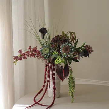 Woodland Nocturne Kunstblumenstrauß - Calla-Anthurium-Hortensie-Herbstsonnenblume, 112 cm, 14 St. - Botané