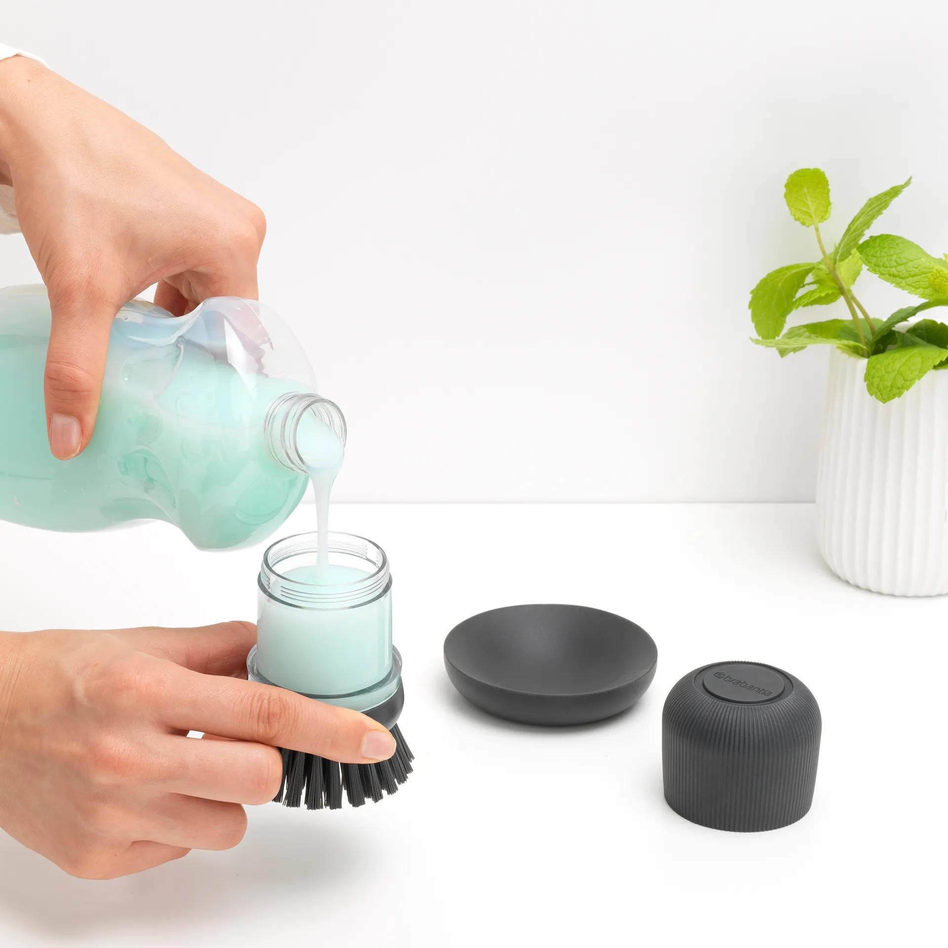 Brabantia Spülmittel-Schale mit Spülbürste, Dunkelgrau Brabantia