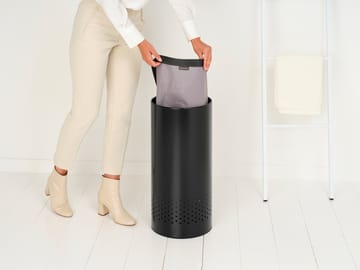 Brabantia Wäschekorb mit Kunststoffdeckel 35 L - Matt Schwarz - Brabantia