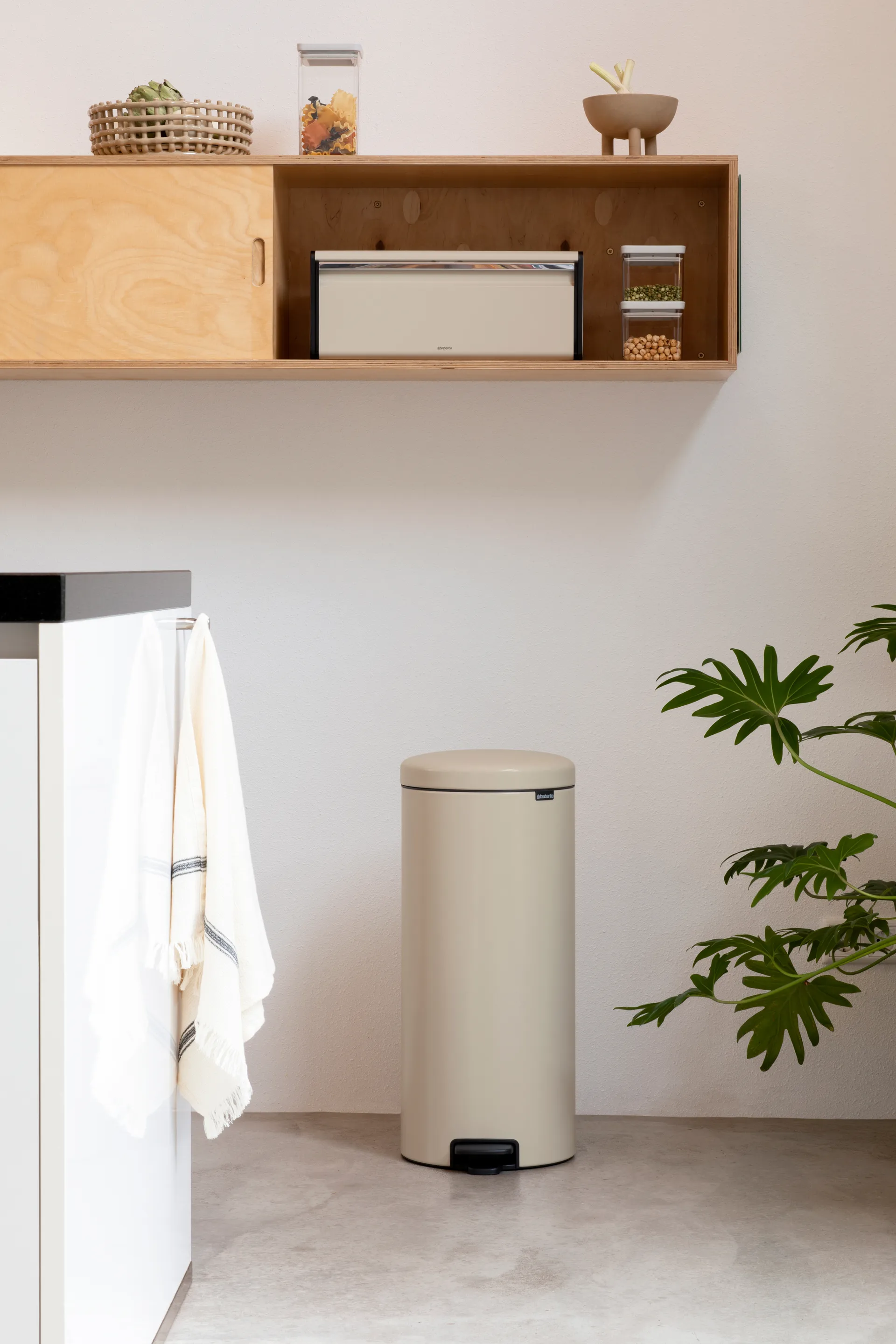 New Icon Treteimer 30 liter, Soft beige Brabantia