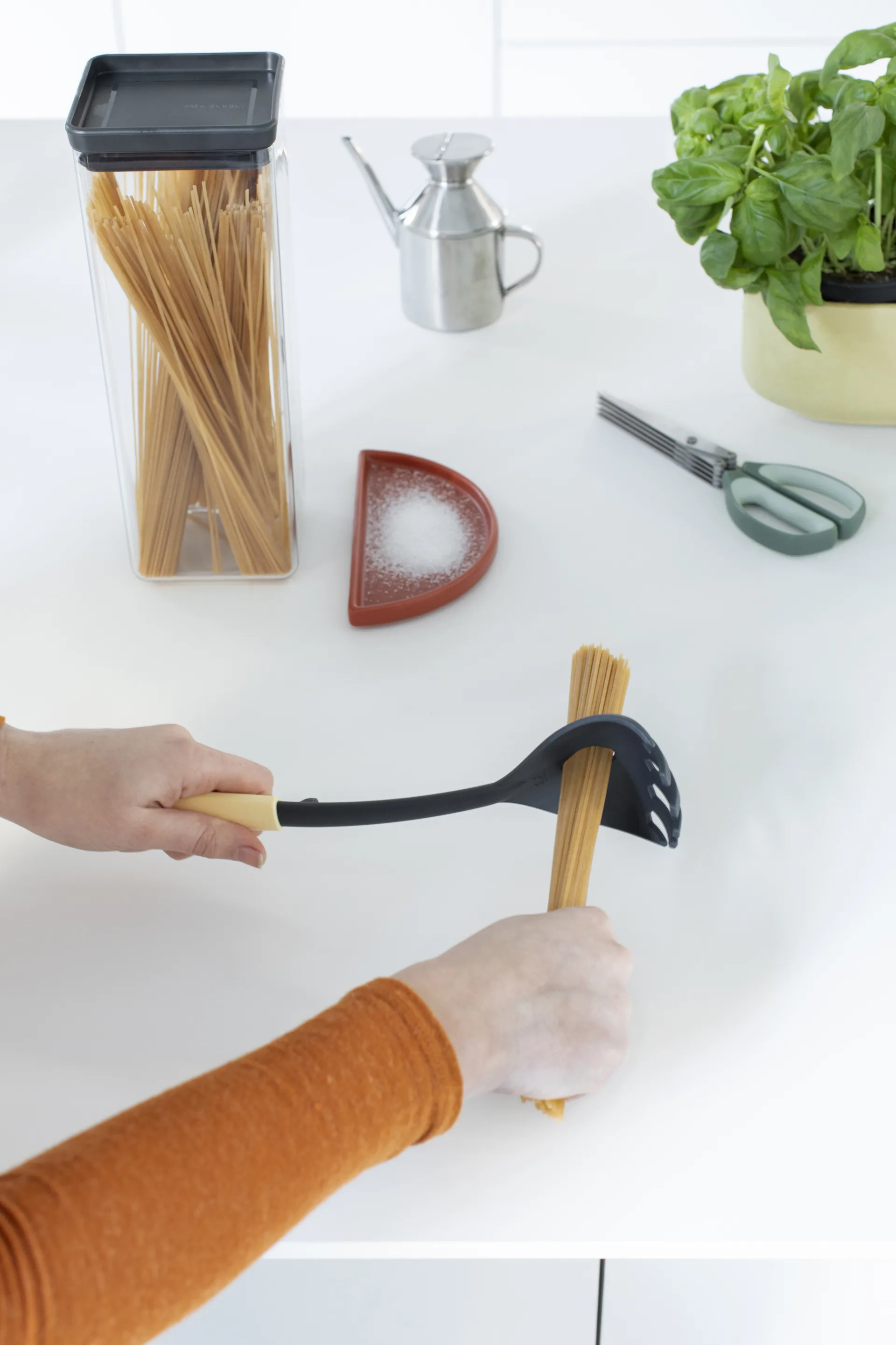 TASTY+ quadratische Verwahrungsdose 2,5 L, Dunkelgrau Brabantia