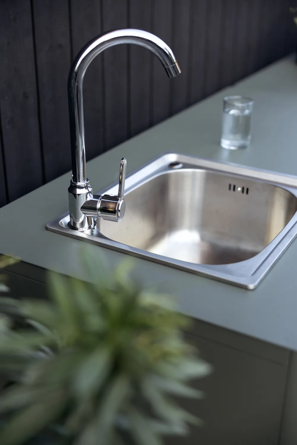 Kelia Outdoorküche Bank mit Regalen, Anthrazit, 121x91x64 cm Brafab