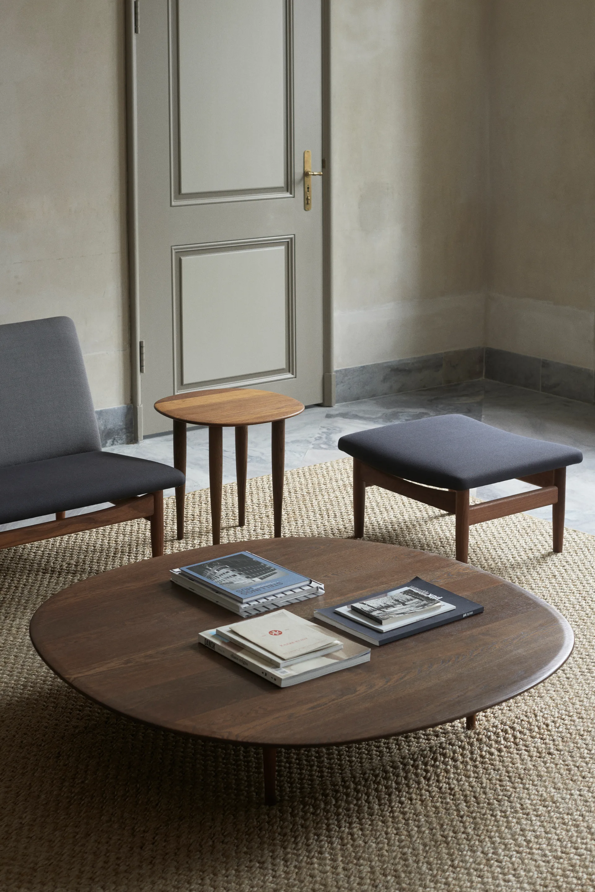 Jari Beistelltisch Ø45cm, Eiche geräuchert Brdr. Krüger