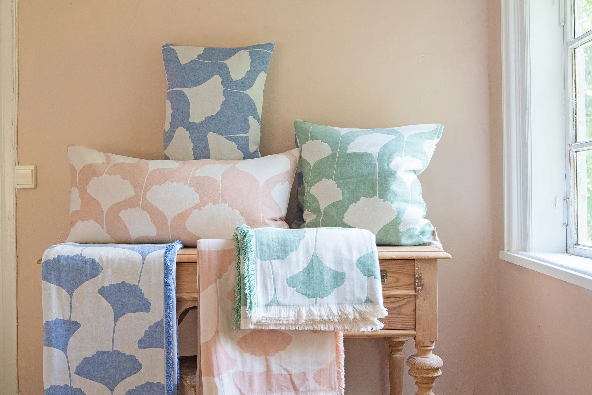 Ginko Baumwolldecke 130 x 170cm, Grün-weiß (Emerald) Brita Sweden