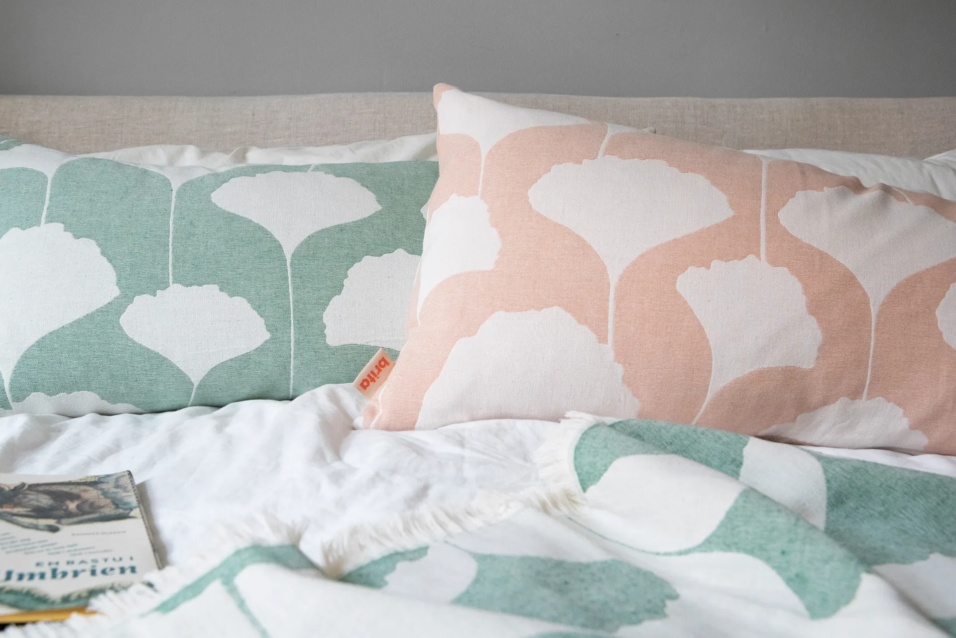 Ginko Baumwolldecke 130 x 170cm, Grün-weiß (Emerald) Brita Sweden