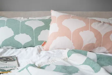 Ginko Baumwolldecke 130 x 170cm - Grün-weiß (Emerald) - Brita Sweden