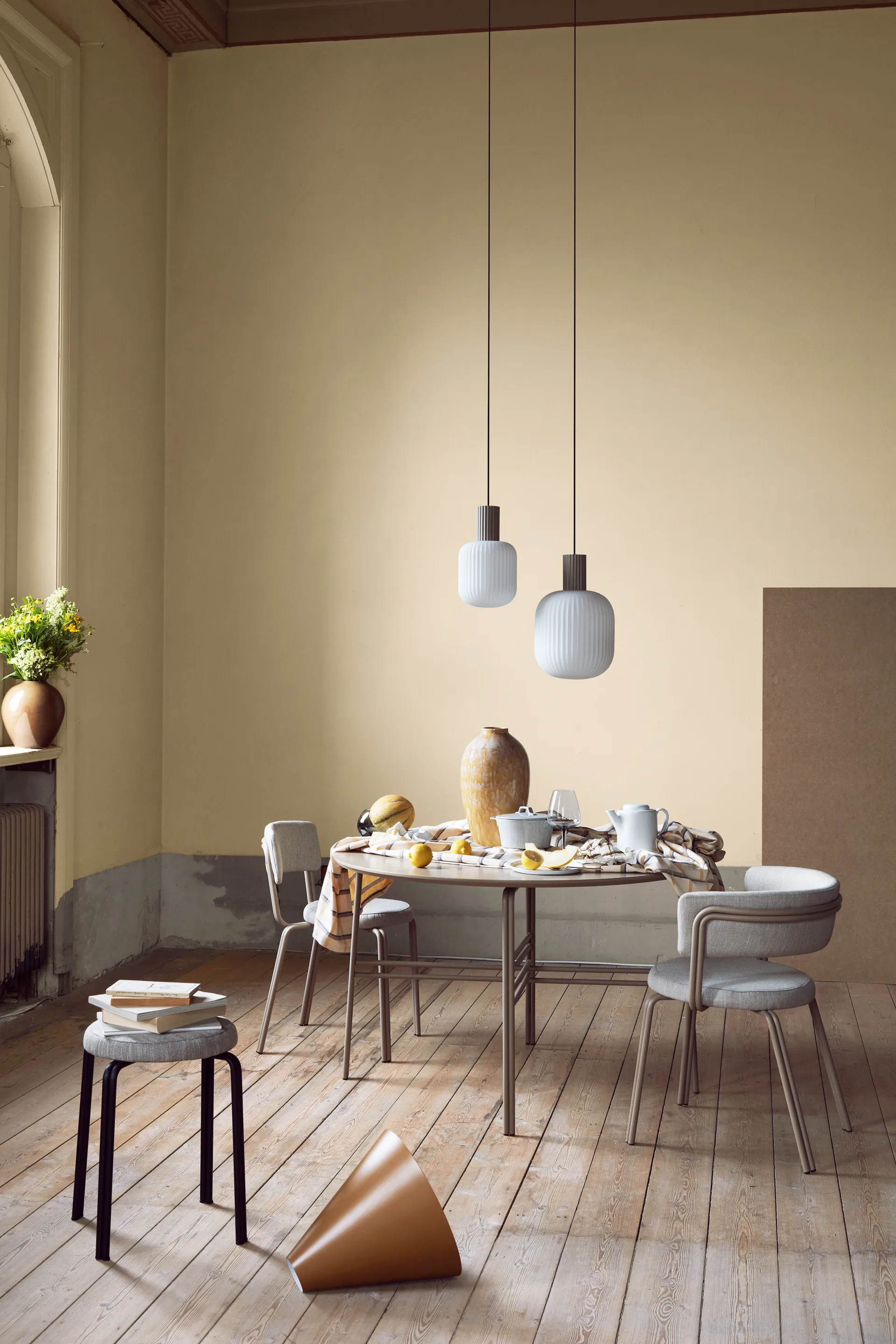 Oda Stuhl, Warm grey Broste Copenhagen