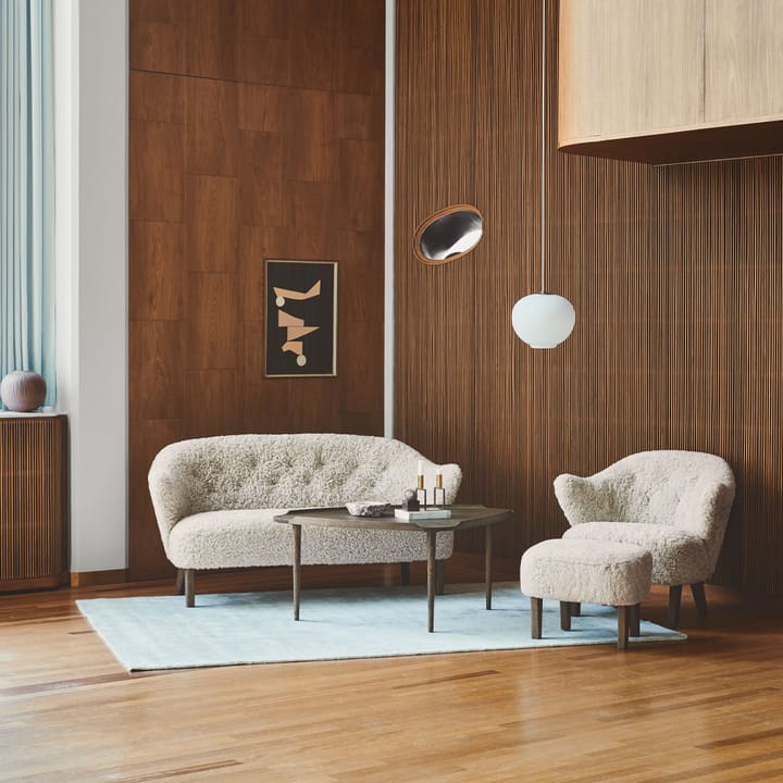 Ingeborg 2,5-Sitzer Sofa - Schaffell moonlight, Eichenholzbeine geräuchert - By Lassen