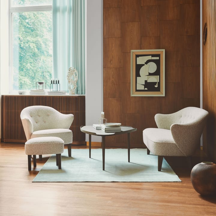 Ingeborg 2,5-Sitzer Sofa - Schaffell moonlight, Eichenholzbeine geräuchert - By Lassen