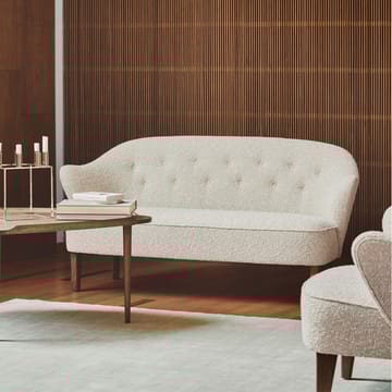 Ingeborg 2,5-Sitzer Sofa - Schaffell moonlight, Eichenholzbeine geräuchert - By Lassen