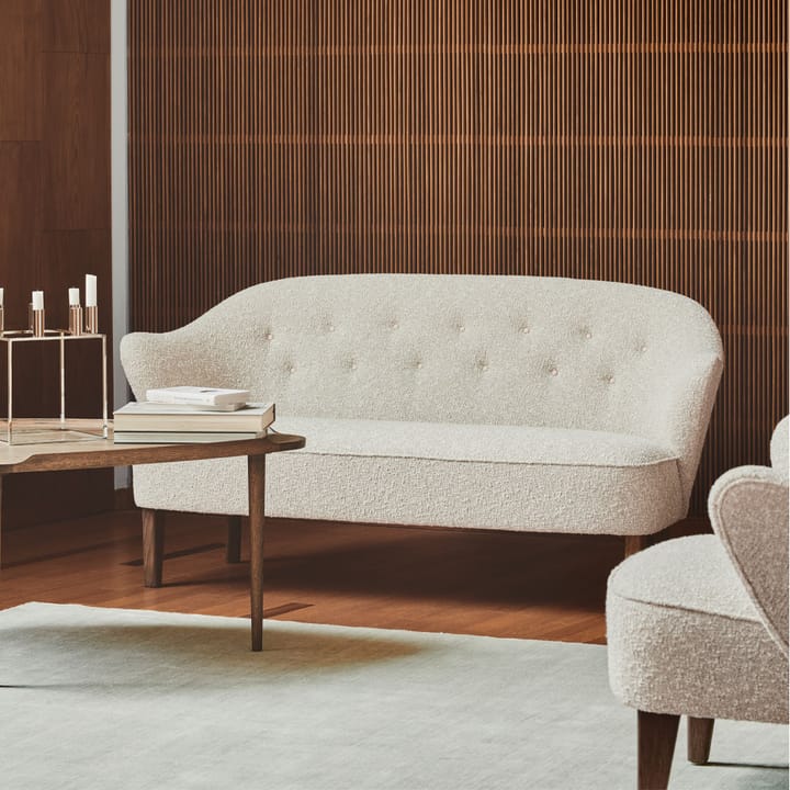 Ingeborg 2,5-Sitzer Sofa - Schaffell moonlight, Eichenholzbeine geräuchert - By Lassen