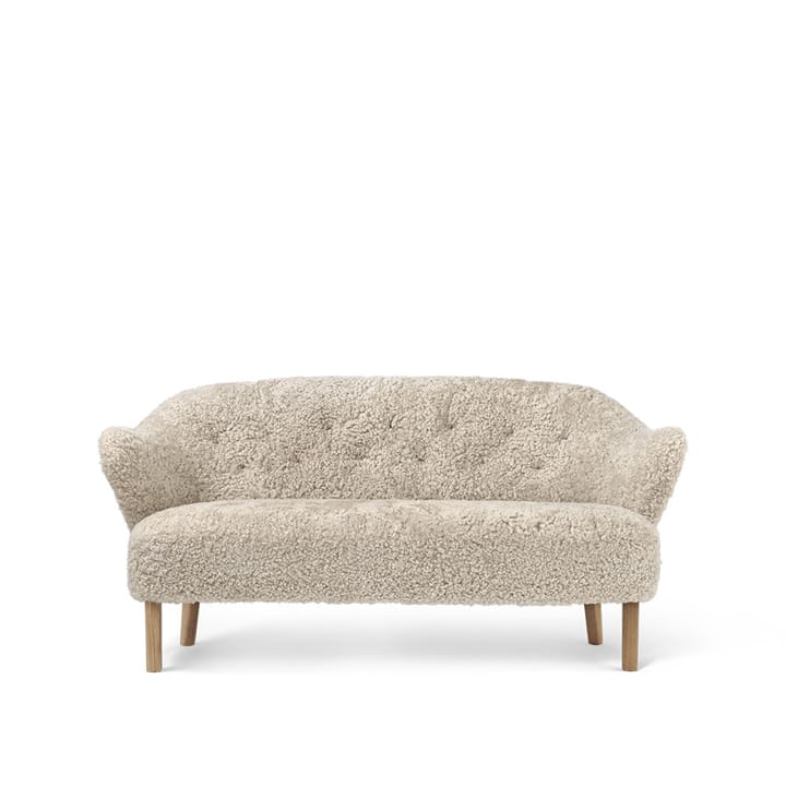 Ingeborg 2,5-Sitzer Sofa - Schaffell moonlight, Eichenholzbeine Natur - By Lassen