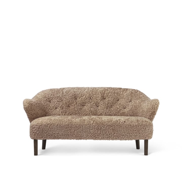 Ingeborg 2,5-Sitzer Sofa - Schaffell sahara, Eichenholzbeine geräuchert - By Lassen