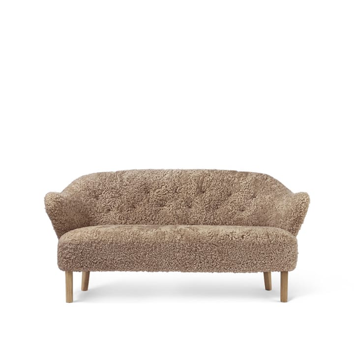 Ingeborg 2,5-Sitzer Sofa - Schaffell sahara, Eichenholzbeine natur - By Lassen