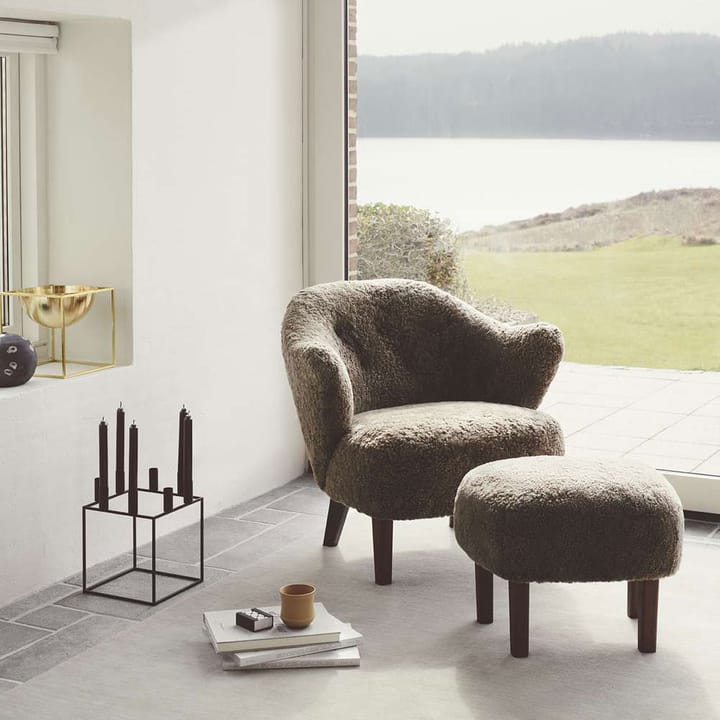 Ingeborg Sesselpaket - Stoff sahcozero beige, inkl. Fußhocker, Eichenholzbeine geräuchert - By Lassen