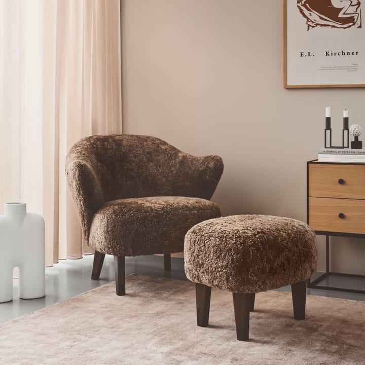 Ingeborg Sesselpaket - Stoff sahcozero beige, inkl. Fußhocker, Eichenholzbeine geräuchert - By Lassen
