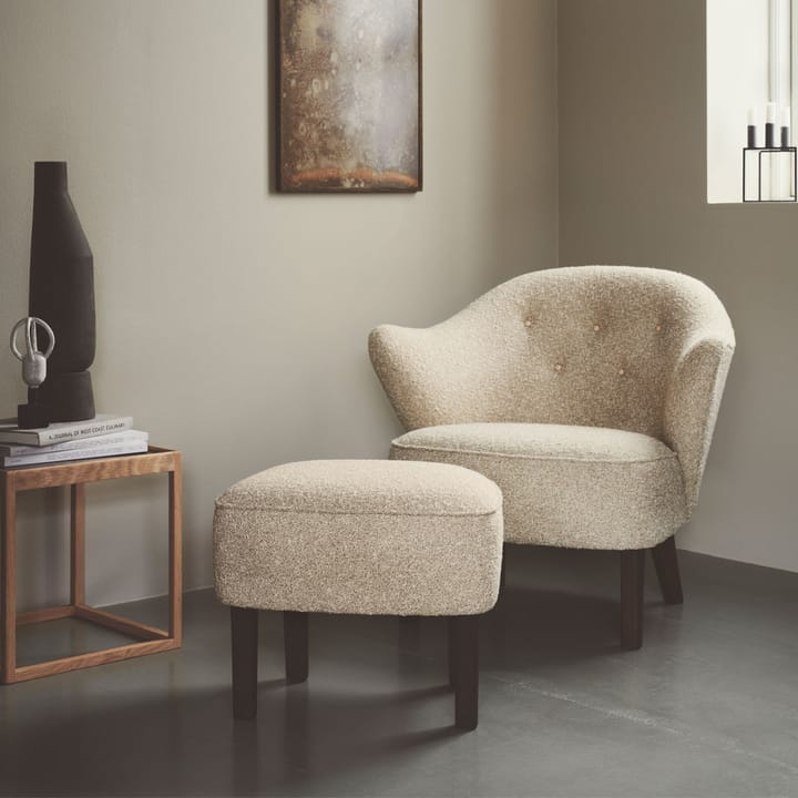 Ingeborg Sesselpaket - Stoff sahcozero beige, inkl. Fußhocker, Eichenholzbeine geräuchert - By Lassen