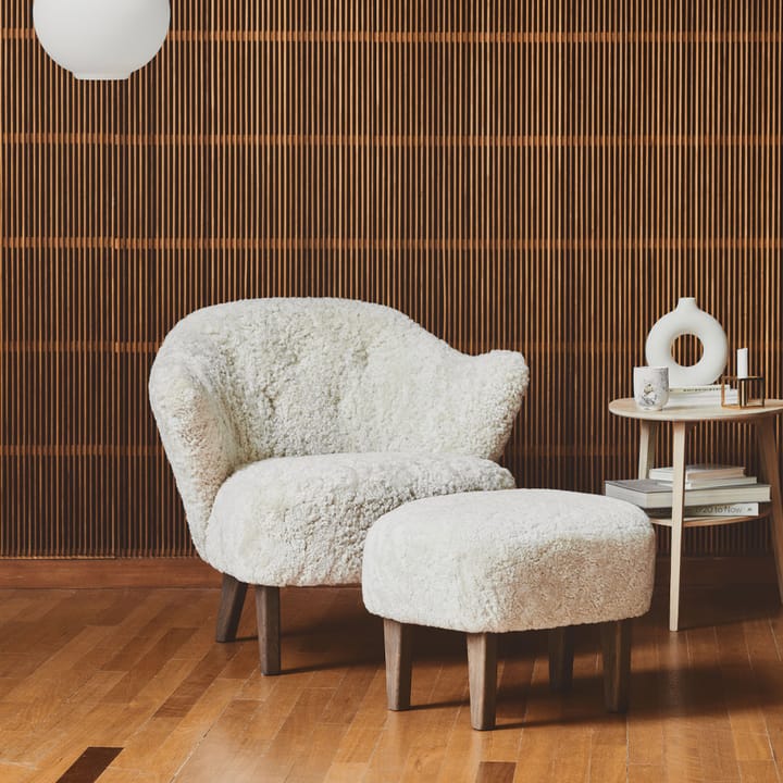 Ingeborg Sesselpaket - Stoff sahcozero beige, inkl. Fußhocker, Eichenholzbeine geräuchert - By Lassen