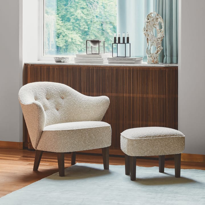 Ingeborg Sesselpaket - Stoff sahcozero beige, inkl. Fußhocker, Eichenholzbeine geräuchert - By Lassen