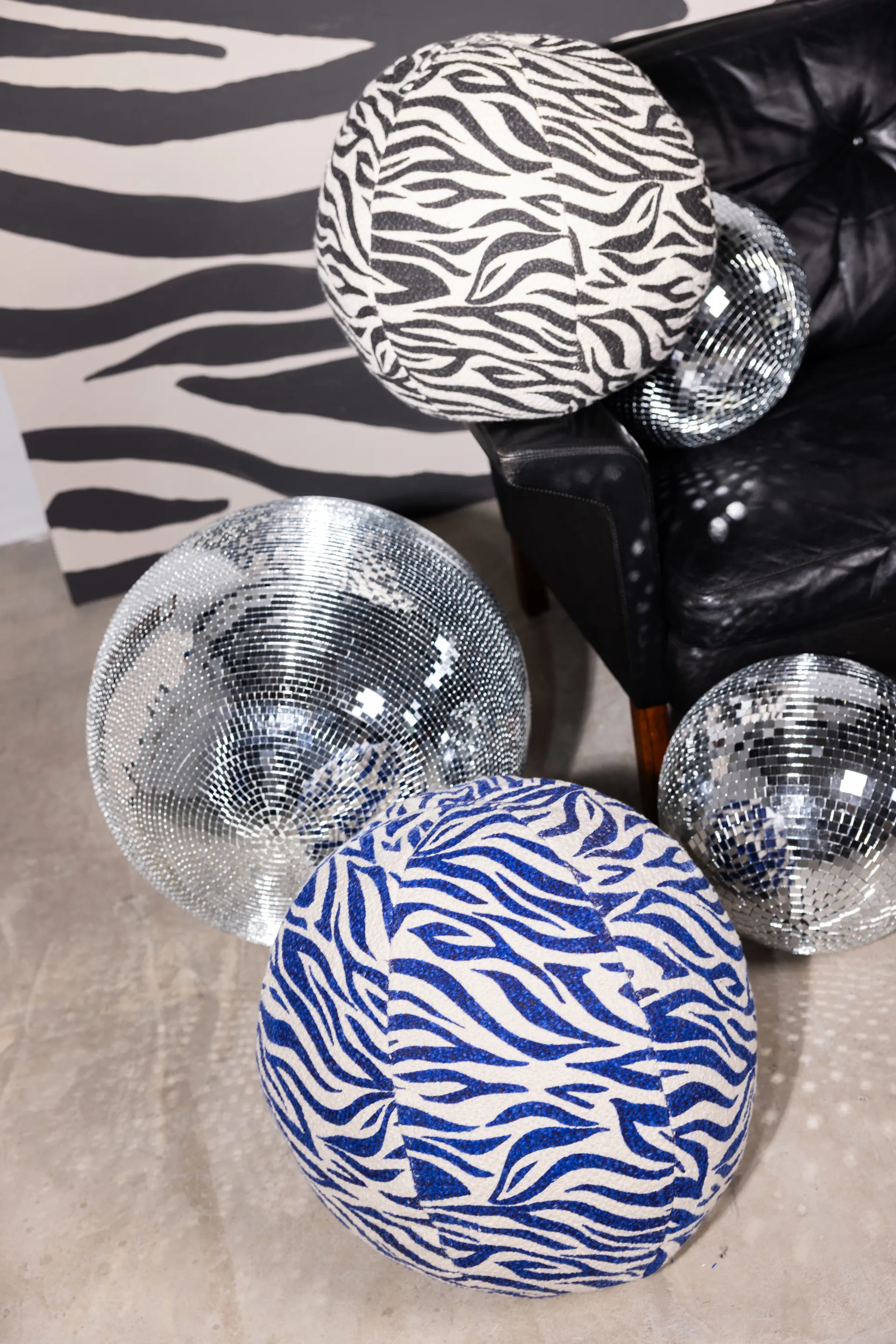 Anima Kissen Ø35 cm, Zebra-schwarz Byon