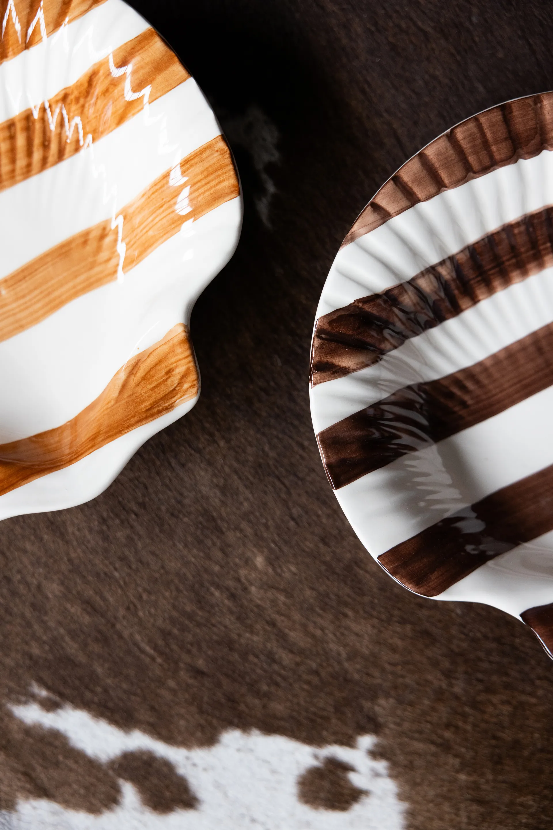 Armona stripe Teller 23,5x23,5 cm, Dunkelbraun-weiß Byon